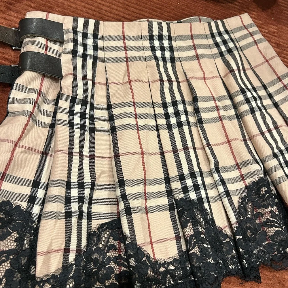Burberry Vintage Beige Plaid Mini Skirt with Black Lace - Picture 8 of 9